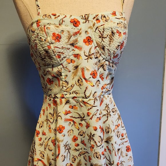 Dresses & Skirts - Short tropic pattern dress